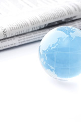 地球儀と新聞紙