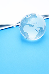 開いた本とガラスの地球儀