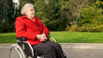 Seniorin im Rollstuhl