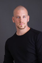 Attraktiver Mann im Portrait