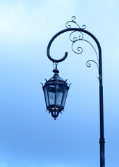 Fototapeta na wymiar Old wdzięku lampa uliczna w błękitne niebo