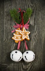 Weihnachtsbaumdekoration auf Holzwand