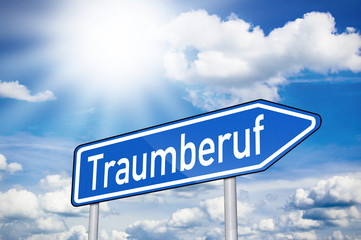 Blaues Schild mit Traumberuf und Sonne