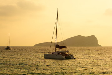 Fototapeta premium Остров Ибица. Одинокий парусник в средиземном море