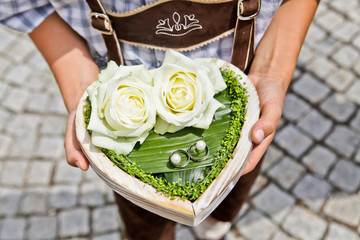 Eheringe in Blumenherz