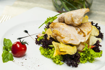 салат из куриного мяса и зелени