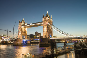Fototapeta na wymiar Piękne kolory Tower Bridge o zmierzchu - Londyn
