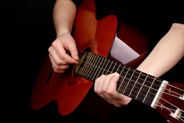 Fototapeta na wymiar Gitara w rękach samodzielnie na czarny