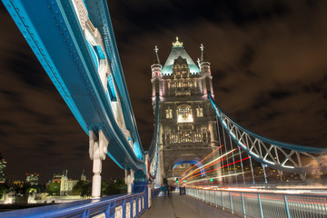 Fototapeta na wymiar Szczegóły Tower Bridge w Londynie w nocy z trasy światła samochodu -