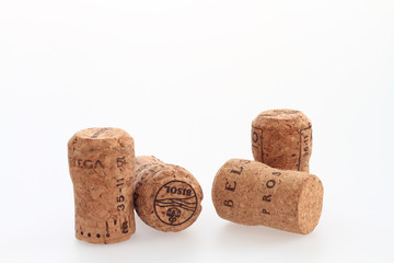 ４個のシャンパンコルク　白バック