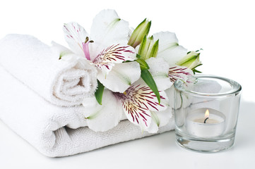 Fototapeta na wymiar zasoby dla spa, biały ręcznik, świec i kwiatów