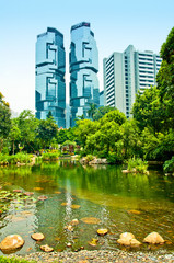 Obraz premium Hong Kong Park overlooked by skyscrapers