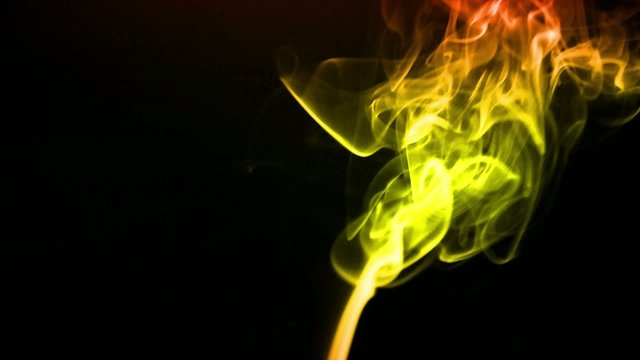 Fum&eacute;e color&eacute;e sur fond noir