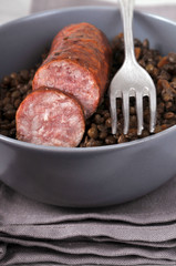 Une saucisse et des lentilles
