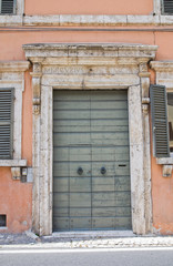 Fototapeta na wymiar Drewniane drzwi. Narni. Umbria. Włochy.