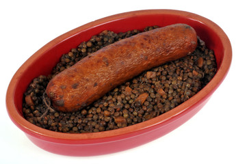 Le plat de lentilles et la saucisse