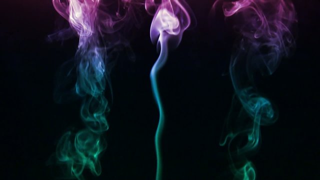 Fum&eacute;e color&eacute;es sur fond noir