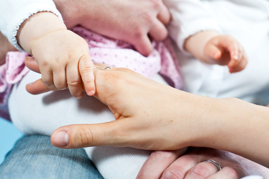 Kind grefit Hände der Eltern