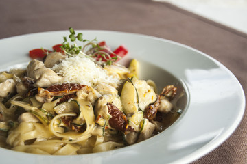 Tagliatella Zucchini e Pollo