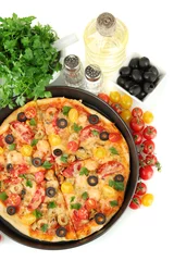 Fotobehang kleurrijke compositie van heerlijke pizza, groenten en kruiden © Africa Studio