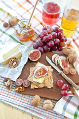 Crisp bread with camembert, honey and figs