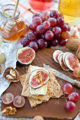 Crisp bread with camembert, honey and figs