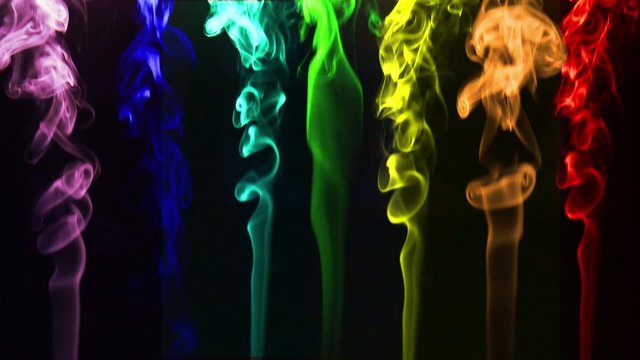 Fum&eacute;e color&eacute;es sur fond noir