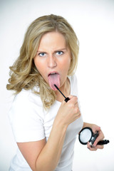 Junge Frau mit Mascara