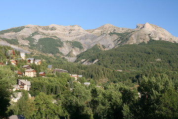 Obraz premium Allos dominée par la Roche Cline (alt 2415 m)