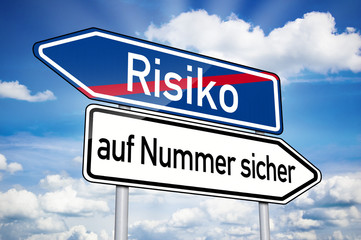 Wegweiser mit Risiko und Sicherheit