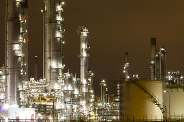 Fototapeta na wymiar Duża rafineria ropy naftowej w nocy roślina