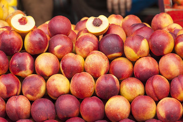 Fototapeta na wymiar brzoskwinie, rynku żywności