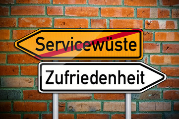 Wegweiser mit Servicewüste und Zufriedenheit
