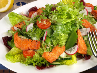 Salat mit gebratenem Lachs