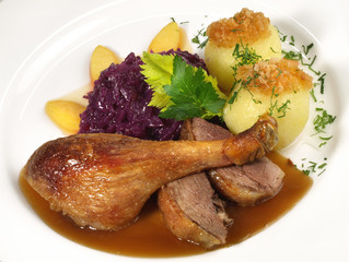 Gans mit Rotkohl und Knödel