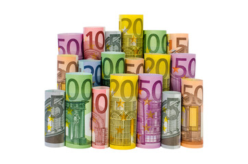 Gerollte Euro-Geldscheine auf weißem Hintergrund