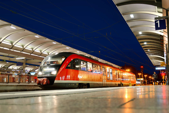 Nahverkehrszug am Bahnhof Kaiserslautern bei Nacht