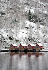 Cuatro casitas a orillas del fiordo