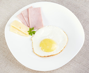Fried eggs with cheese and ham