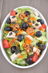 Salat mit Hühnchen, Trauben und Kürbiskernen