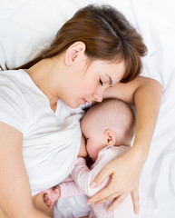 Obraz na płótnie Canvas Close-up portret z piersi matki karmienie jej niemowlę dziecko