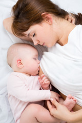 Obraz na płótnie Canvas Close-up portret z piersi matki karmienie jej niemowlę dziecko