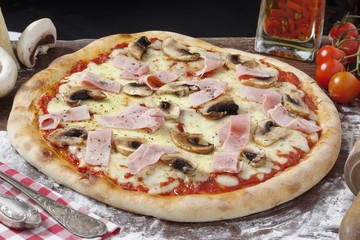Pizza mit Schinken und Champignons - 45719429