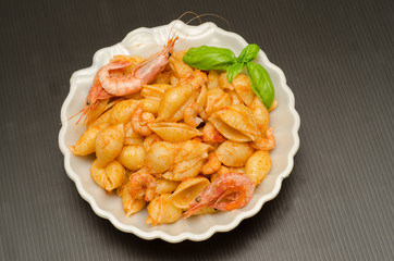 Conchiglie rigate condite con salsa al pomodoro e gamberi