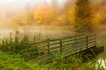 Idyllische See im Herbst