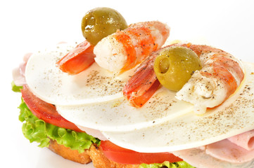 Sabrosa tosta con olivas y langostinos.
