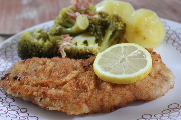 Wiener Schnitzel, Salzkartoffeln, Brokkoli
