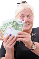 Seniorin mit Geld