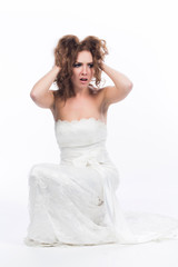 Fototapeta na wymiar Молодая женщина в свадебном платье