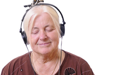 Seniorin mit Kopfhörer